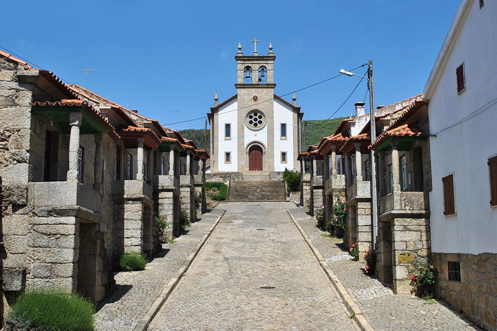 Alameda dos Balcões, Vale da Senhora da Póvoa. Ao cimo, a igreja matriz. È um dos santuários marianos mais antigos de Portugal.