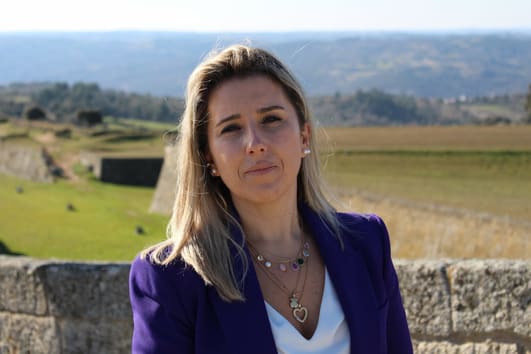 Dulcineia Catarina Moura, com o Grande Vale do Côa do horizonte