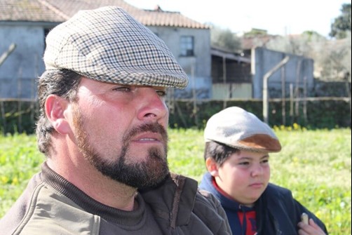 joão Costa e o filho João, um dos cada vez menos pastores na regiãod e Gandufe, Mangualde.