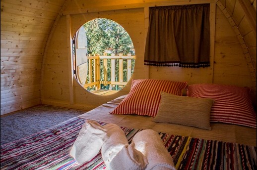 Interior de uma Casas Hobbit no camping Oleiros