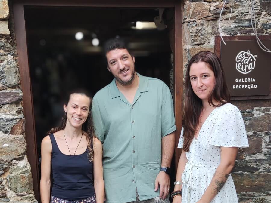 Irene, Sérgio e Catarina  à porta da receção e galeria do Cerdeira - Home for Creativity