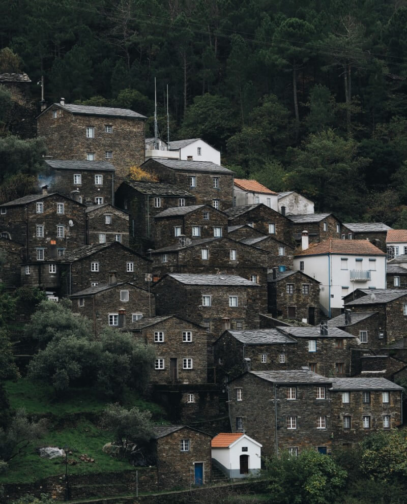 Aldeia de casas de Xisto numa encosta da Serra do Açor