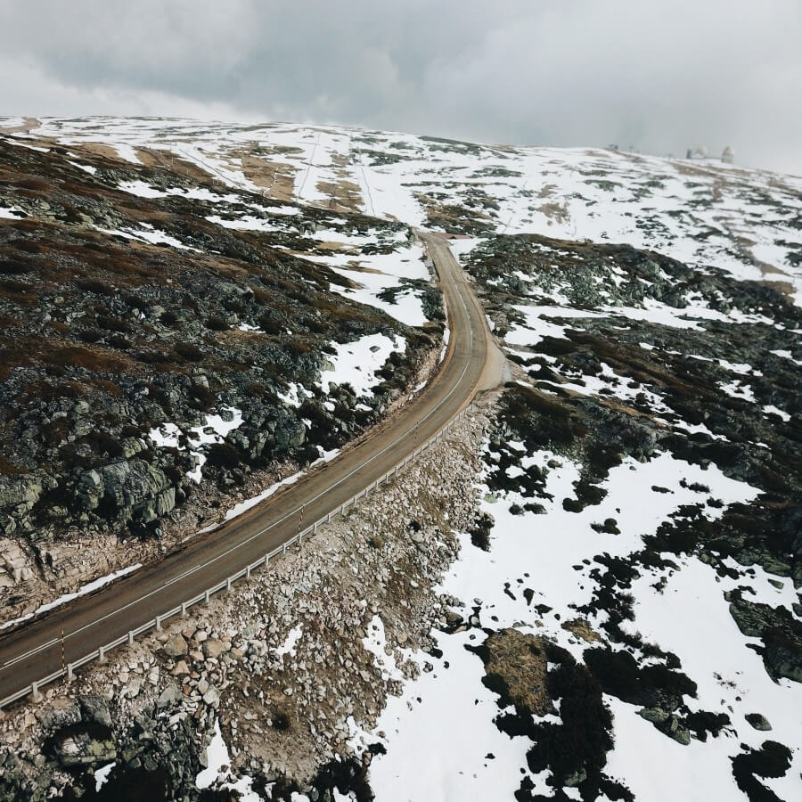 Estrada na Serra da Estrela com a paisagem coberta de neve
