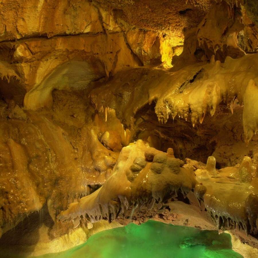 Lago subterrâneo nas grutas da moeda, em Fátima.