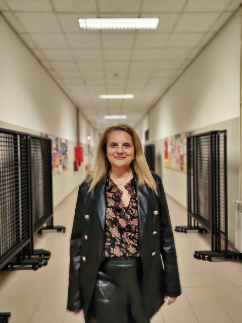 professora cristina estevão num corredor da universidade da beira interior