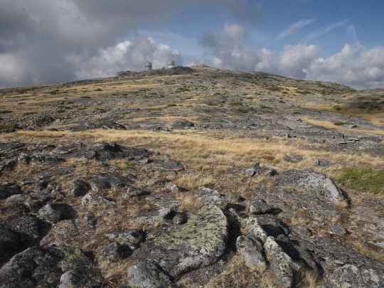 paisagem rochosa com a Torre da Serra da estrela no topo