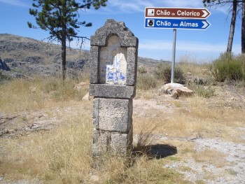 monumento religioso em pedra em plena serra