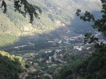 vista sobre um vale com uma aldeia com cassa dispersas