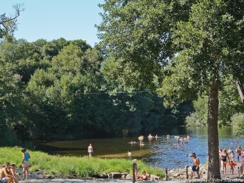pessoas a tomar banho num rio na floresta