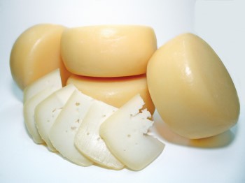 queijos e fatias de queijo rabaçal amontoados