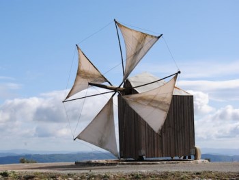 moinho de vento em madeira
