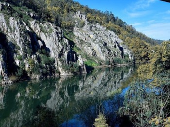 bloco granítico nas margens do rio mondego