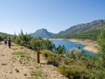 pessoas a caminhar junto à albufeira da barragem de santa luzia