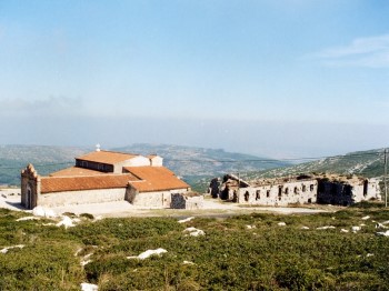 ruínas de um convento no topo da serra de montejunto
