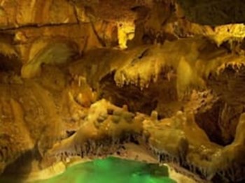 lago com água cor turquesa dentro de uma gruta