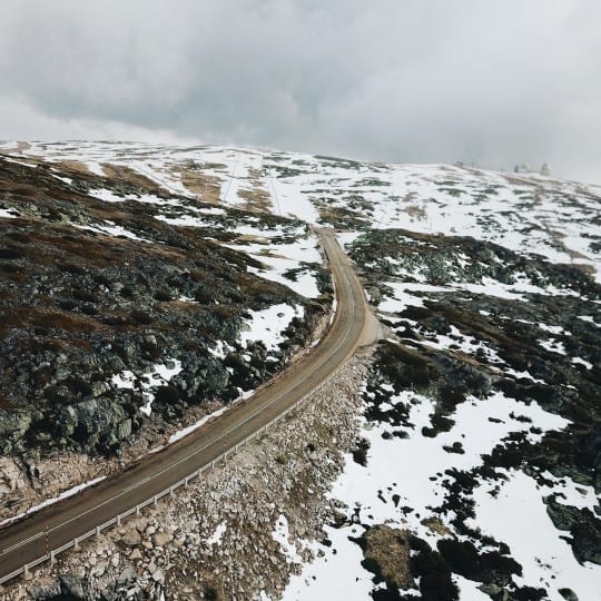 estrada num planalto nevado