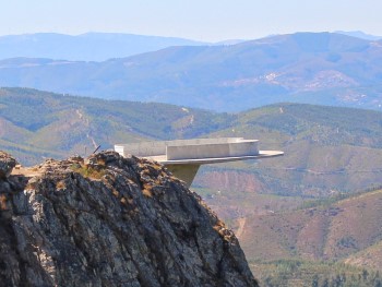 miradouro supenso sobre uma escarpa