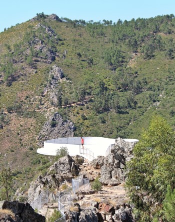 Falha de Taliscas, uma das quatro falhas geológicas visíveis do miradouro.