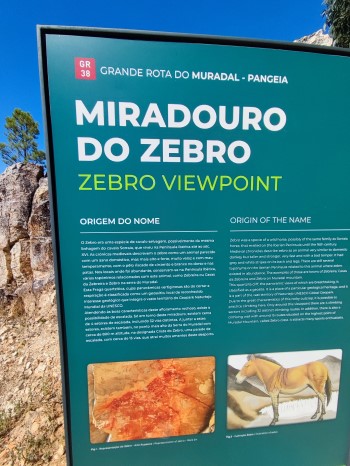 painel informativo sobre a origem do nome do miradouro do zebro