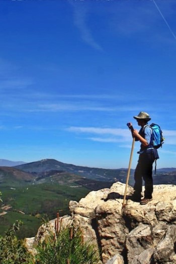 cominheiro no topod e uma fraga a contemplar a paisagem