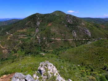 montanha com várias falhas geológicas