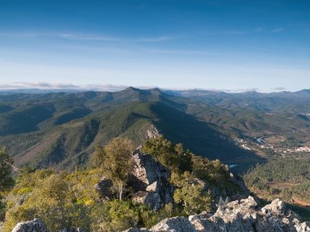 vista de uma grande montanha