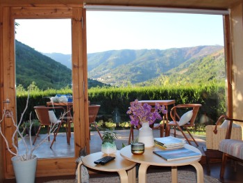 sala com vista para a serra da estrela