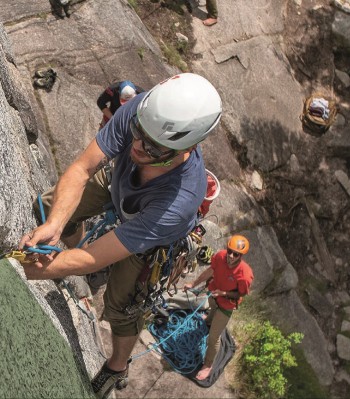 homem a praticar escalada