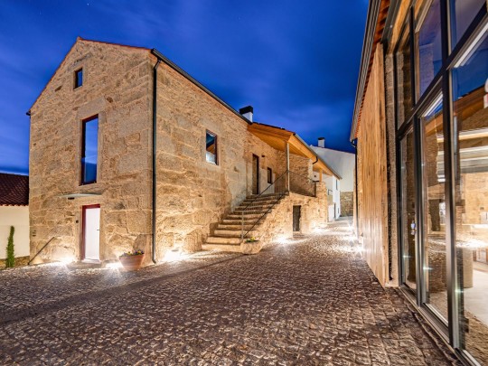 casa de pedra recuperada e reconvertida em alojamento rural