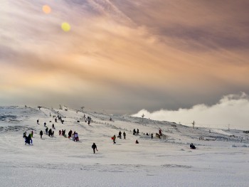 pessoas a esquiar na estância de ski da serra da estrela