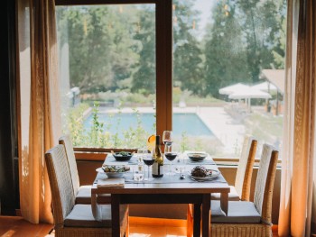 mesa de restaurante à janela com vista para a piscina