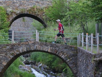 homem a passar ponte de pedra em piódão, serra do açor