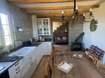 interior de casa recuperada na serra da estrela