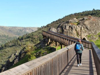 jovem a iniciar os passadiços do mondego