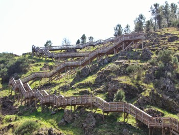 escadas de passadiços em madeira numa encosta