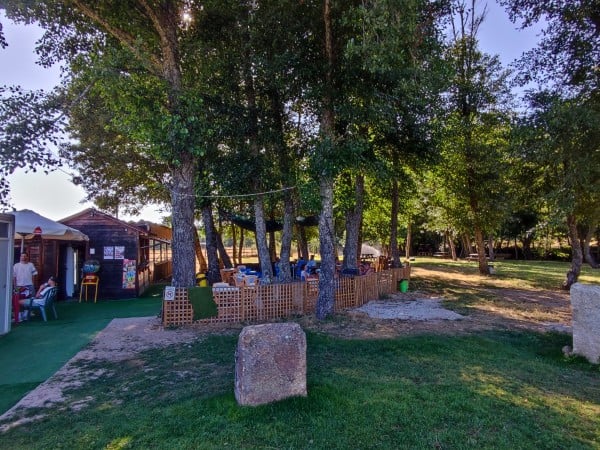 esplanada e espaços com sombra na praia fluvial de quadrazais